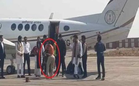 टोपी-जूते उतारकर टीआई ने धीरेंद्र शास्त्री को किया प्रणाम, वायरल VIDEO पर मचा बवाल