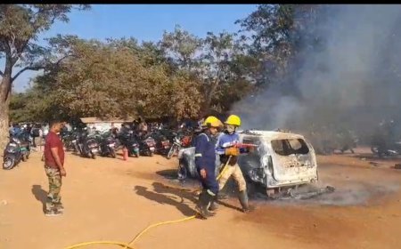 मैत्री गार्डन पार्किंग में खड़ी कार में लगी आग, दमकल टीम ने समय रहते पाया काबू