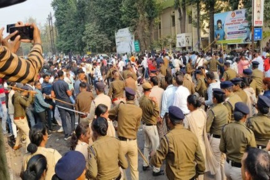 दुर्ग में लाठीचार्ज! प्रदर्शन कर रहे जमीन कारोबारियों को पुलिस ने दौड़ा-दौड़ाकर पीटा, मचा बवाल