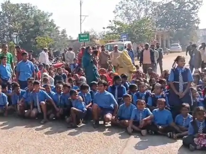 शिक्षकों की कमी से फूटा गुस्सा: बेलौदी में स्कूली बच्चों ने किया चक्काजाम