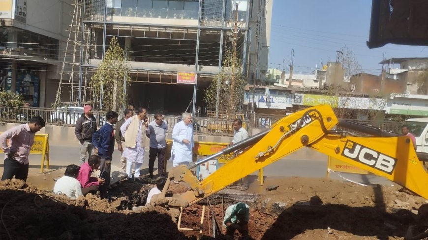 *शहर की मुख्य पाइप लाइन लीकेज से भारी जलसंकट—वोरा,वर्मा मौके पर पहुँचे, कहा: निगम त्वरित सुधार सुनिश्चित करे*