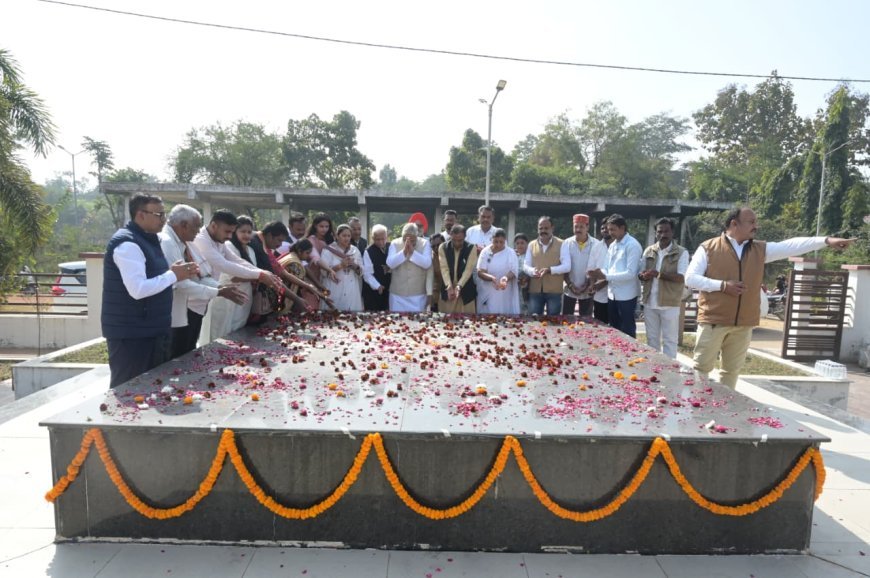 *"विनम्रता ही उनका सबसे बड़ा पद था” - वोरा पाँच साल बाद भी कांग्रेसजनों की प्रेरणा, पुण्यतिथि पर अर्पित किए श्रद्धा सुमन*