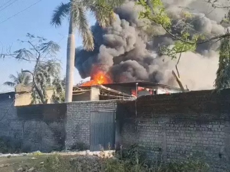 अग्निकांड: धू-धू कर जली फर्नीचर फैक्ट्री; एक श्रमिक जिंदगी की जंग लड़ रहा, दूसरा लपटों के बीच लापता