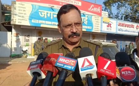 सुपेला संडे मार्केट पर निगम–पुलिस की सख्ती, सड़क पर अतिक्रमण हटाया