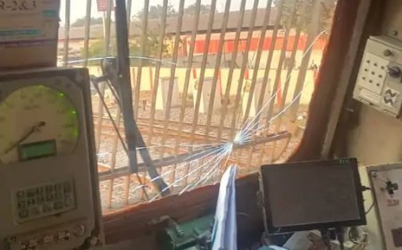 भिलाई में राजधानी एक्सप्रेस पर हमला: इंजन का शीशा टूटा, बड़ा हादसा टला