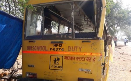 बच्चों से भरी स्कूल बस को ट्रक ने मारी जोरदार टक्कर, मची अफरा-तफरी