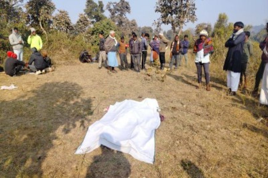 जंगल में मिली बुजुर्ग की गर्दन कटी लाश, बगल में पड़ी थी खून लगी कुल्हाड़ी और चावल के दाने