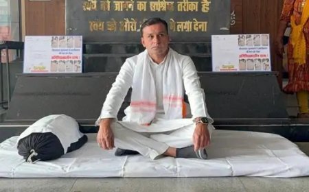 सड़क मंजूरी नहीं मिलने से नाराज कांग्रेस पार्षद का निगम मुख्यालय में अनिश्चितकालीन धरना