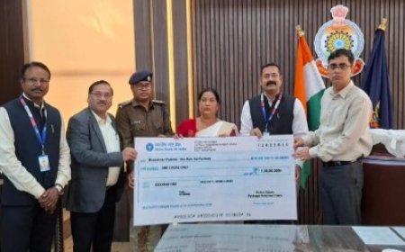 करंट से हुई थी टीआई की मौत, आईजी की मौजूदगी में पत्नी को मिला 1 करोड़ रुपए का चेक