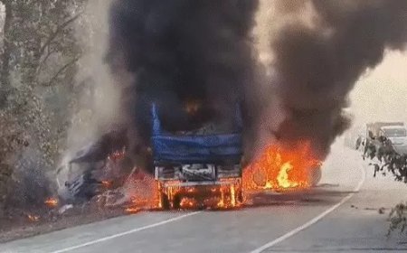 दो भीषण सड़क हादसे, पांच की मौत: ट्रकों की टक्कर में दो जिंदा जले, बाइक सवार तीन कुचले