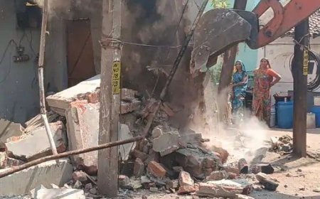 शिव बारात में खून, फिर चला बुलडोजर: मुख्य आरोपी के अवैध होटल पर निगम की कार्रवाई