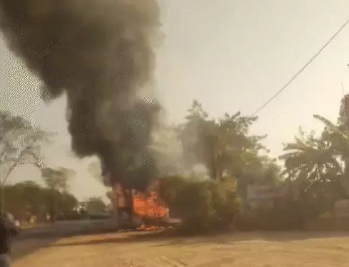 चलती बस में लगी भीषण आग, ड्राइवर की सूझबूझ से टली बड़ी दुर्घटना