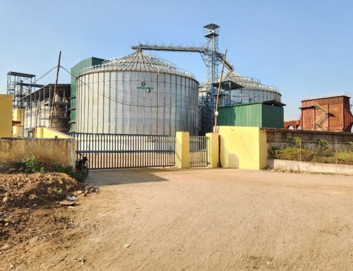 800 ग्रामीणों ने मक्का प्लांट पर बोला धावा, कार-ट्रैक्टर समेत कई वाहनों में तोड़फोड़, इलाके में तनाव