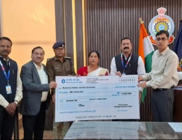 करंट से हुई थी टीआई की मौत, आईजी की मौजूदगी में पत्नी को मिला 1 करोड़ रुपए का चेक