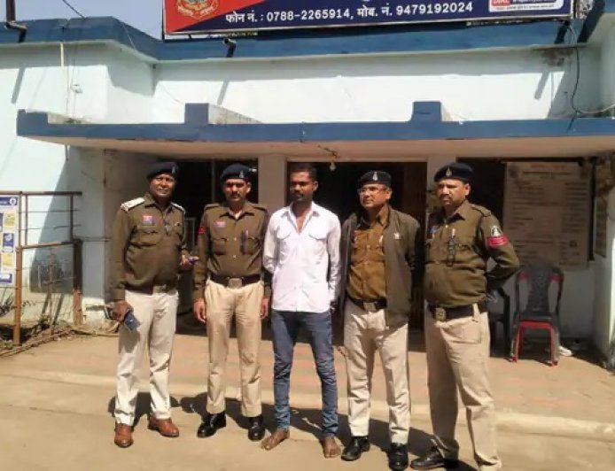 एकतरफा प्रेम में खौफनाक हमला: मंदिर से लौट रही महिला पर कटर से वार, ICU में भर्ती