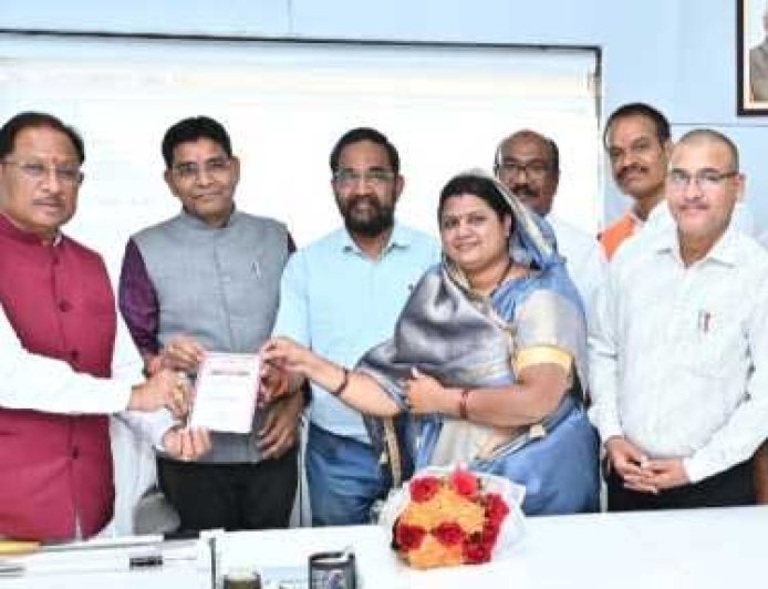 80वें महा-अधिवेशन के लिए समाज ने मुख्यमंत्री से भेंट कर सौंपा आमंत्रण