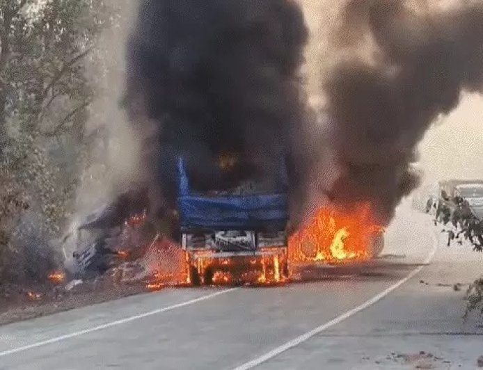 दो भीषण सड़क हादसे, पांच की मौत: ट्रकों की टक्कर में दो जिंदा जले, बाइक सवार तीन कुचले