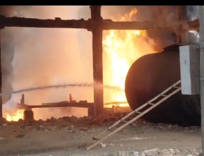 दुर्ग में स्टील फैक्ट्री में भीषण आग, चार दमकल वाहन मौके पर