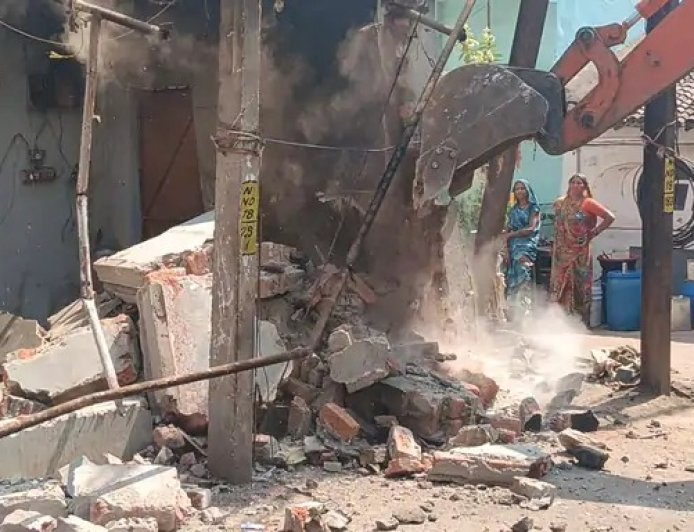 शिव बारात में खून, फिर चला बुलडोजर: मुख्य आरोपी के अवैध होटल पर निगम की कार्रवाई