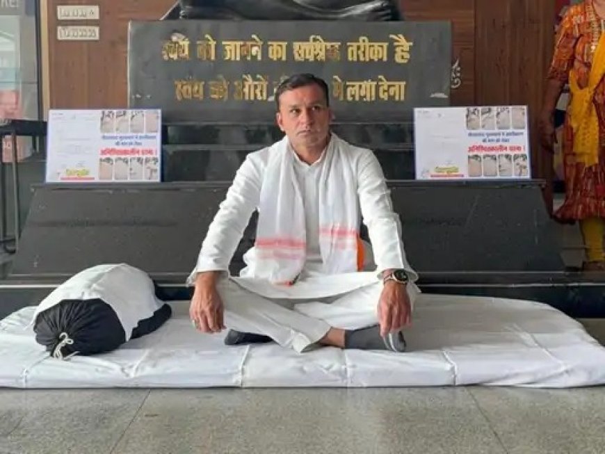 सड़क मंजूरी नहीं मिलने से नाराज कांग्रेस पार्षद का निगम मुख्यालय में अनिश्चितकालीन धरना