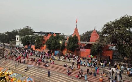 रुद्रेश्वर घाट में पहली बार सजी मसाने की होली, कांशी जैसा दिखा अद्भुत दृश्य, सम्मान पाकर भावुक हुईं किन्नर