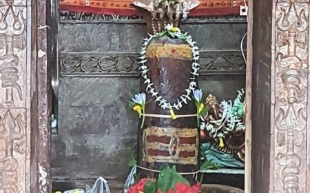 800 साल पुराना मोहदेश्वर नाथ मंदिर! साल में तीन बार रंग बदलता है शिवलिंग, होलिका दहन पर रातभर मेला