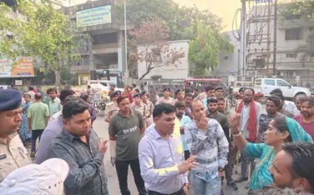 मौदहापारा संडे बाजार में अतिक्रमण पर कार्रवाई, सड़क घेरकर बैठे 40 फेरीवाले हटाए गए