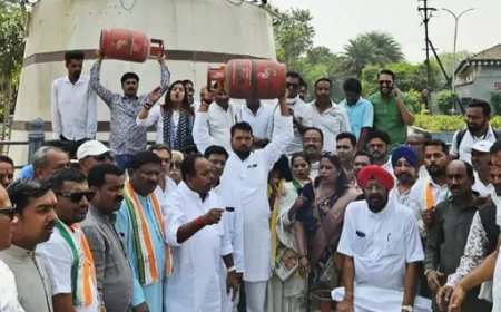 गैस सिलेंडर की बढ़ी कीमतों के खिलाफ कांग्रेस का प्रदर्शन