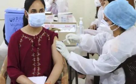 कोविड वैक्सीन के साइड इफेक्ट्स पर सुप्रीम कोर्ट सख्त, सरकार को मुआवजा नीति बनाने के निर्देश