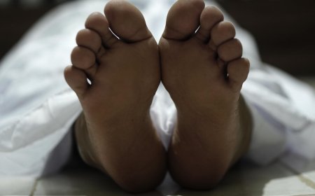 पत्नी की मौत से टूटे पिता ने बेटे संग जहर खाकर दी जान, दरवाजा तोड़कर पुलिस ने बरामद किया शव