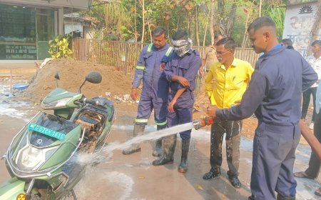 मनोहर मेडिकल के सामने खड़े इलेक्ट्रिक स्कूटर में लगी आग, दमकल ने समय रहते पाया काबू