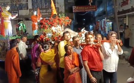 दुर्ग में भक्ति की गूंज: माँ दुर्गा की भव्य पालकी यात्रा में उमड़ा जनसैलाब