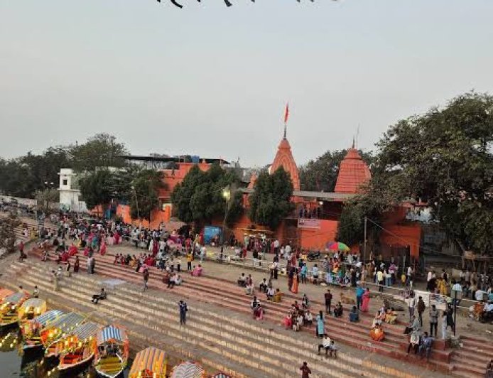 रुद्रेश्वर घाट में पहली बार सजी मसाने की होली, कांशी जैसा दिखा अद्भुत दृश्य, सम्मान पाकर भावुक हुईं किन्नर