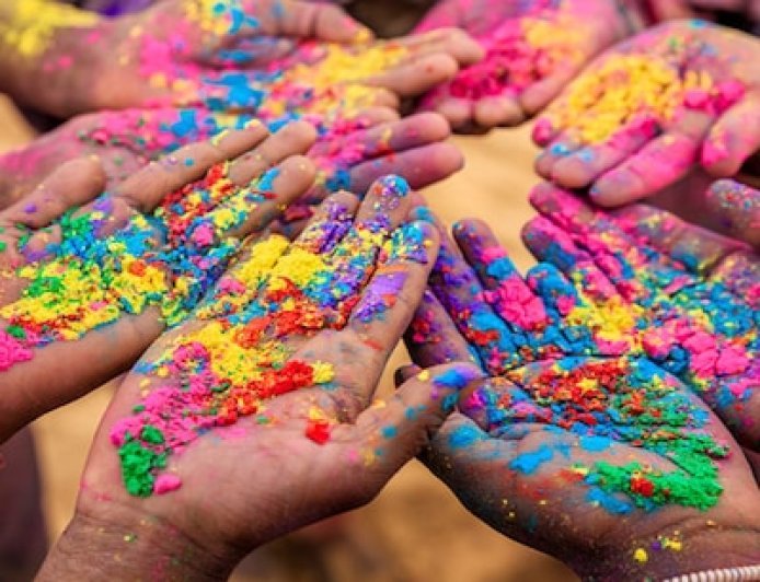 जहां पहले नक्सल हिंसा में खून बहता था वहां अब खेली जा रही रंग-गुलाल की होली, बस्तर की बदली तस्वीर