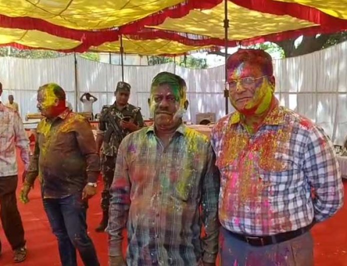 दुर्ग में 72 घंटे की ड्यूटी के बाद पुलिस की होली, कंट्रोल रूम परिसर में रंग और संगीत का उत्सव