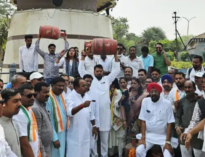 गैस सिलेंडर की बढ़ी कीमतों के खिलाफ कांग्रेस का प्रदर्शन