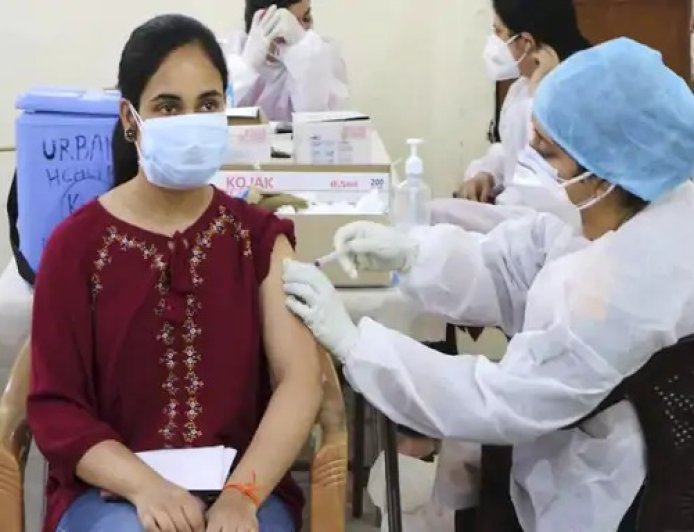 कोविड वैक्सीन के साइड इफेक्ट्स पर सुप्रीम कोर्ट सख्त, सरकार को मुआवजा नीति बनाने के निर्देश