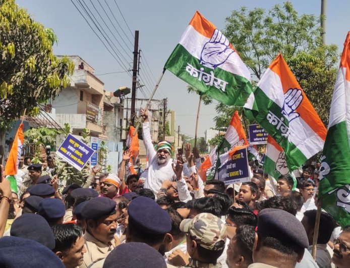 नशे और अपराध के विरोध में कांग्रेस का भाजपा कार्यालय घेराव, बैरिकेड तोड़कर किया जोरदार प्रदर्शन