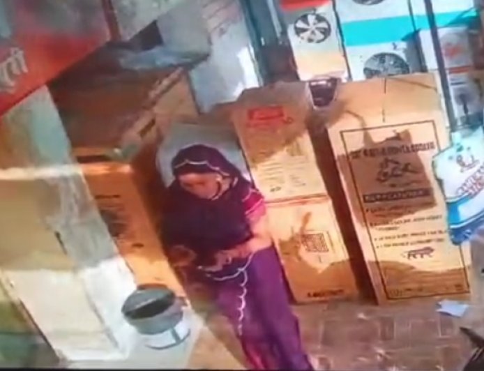 ग्राहक बनकर ज्वेलरी ट्राई कर सहेली को बुलाने निकली महिला, 5 लाख के जेवर पहनकर फरार