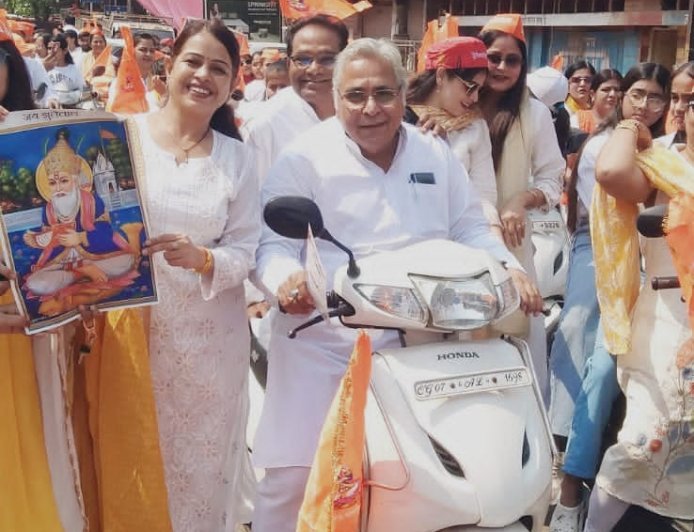 दुर्ग चेटीचंड बाइक रैली : अरुण वोरा खुद बाइक चलाते नजर आए ,सिंधी समाज की एकजुटता का भव्य प्रदर्शन”*