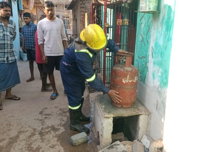 दुर्ग में एलपीजी सिलेंडर में लगी आग, फायर ब्रिगेड की तत्परता से टला बड़ा हादसा