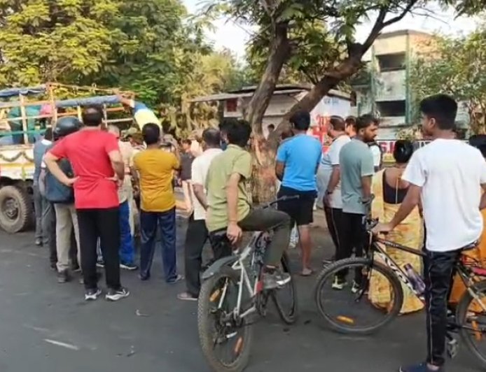 तेज रफ्तार KTM बाइक पेड़ से टकराई, दो किशोर गंभीर रूप से घायल