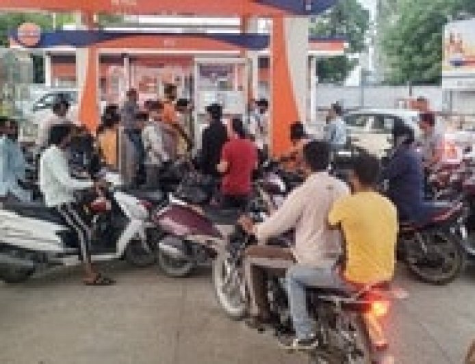 बेमेतरा में पेट्रोल-डीजल के लिए मची मारामारी, पंपों के बाहर लोगों की भारी भीड़