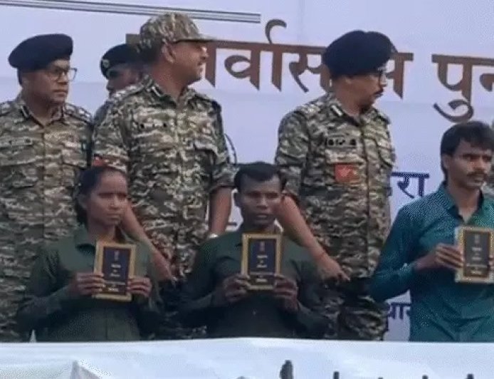 बस्तर में नक्सल नेटवर्क को बड़ा झटका, भारी डंप बरामद; 34 ने छोड़ा हथियार