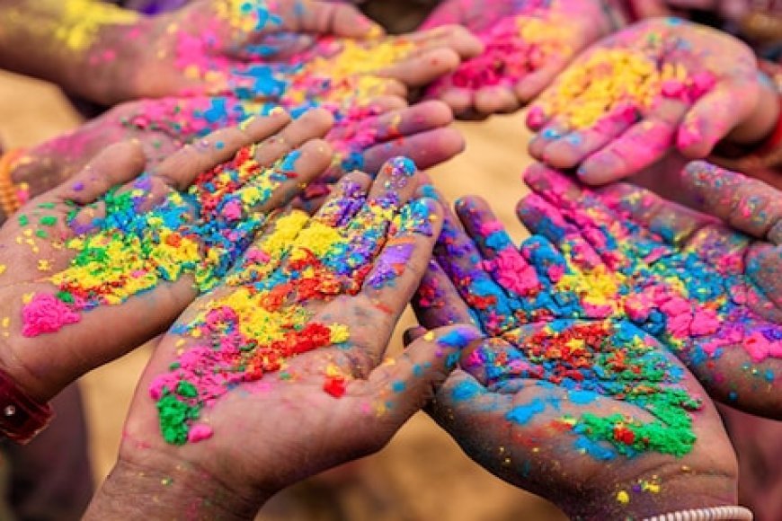 जहां पहले नक्सल हिंसा में खून बहता था वहां अब खेली जा रही रंग-गुलाल की होली, बस्तर की बदली तस्वीर