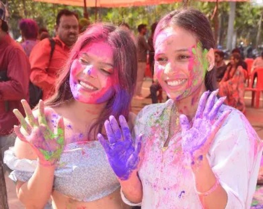 छत्तीसगढ़ में धूमधाम से मनाई जा रही होली, गांवों में गूंज रहे हैं फाग गीत