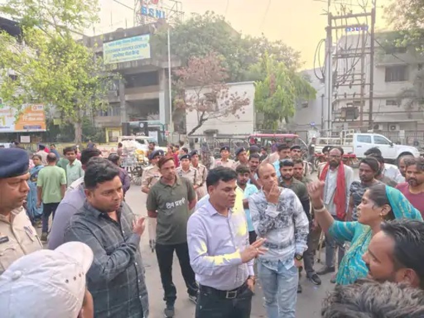 मौदहापारा संडे बाजार में अतिक्रमण पर कार्रवाई, सड़क घेरकर बैठे 40 फेरीवाले हटाए गए