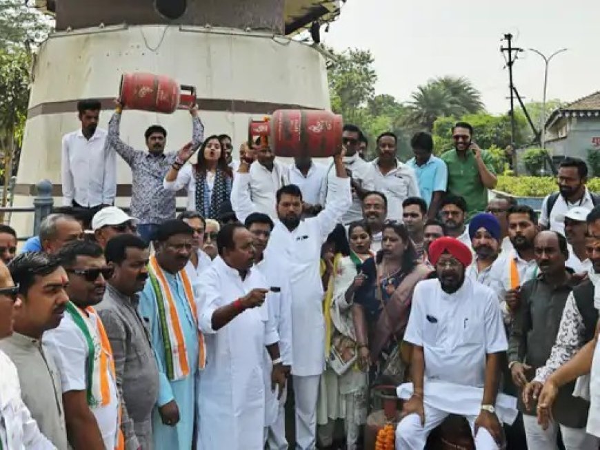 गैस सिलेंडर की बढ़ी कीमतों के खिलाफ कांग्रेस का प्रदर्शन