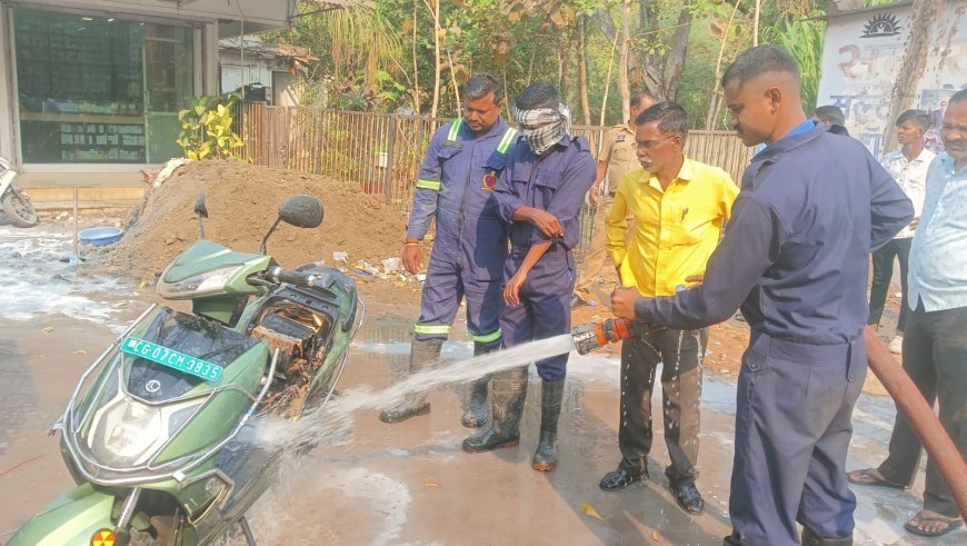 मनोहर मेडिकल के सामने खड़े इलेक्ट्रिक स्कूटर में लगी आग, दमकल ने समय रहते पाया काबू