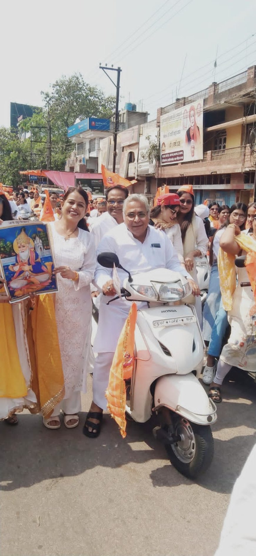 दुर्ग चेटीचंड बाइक रैली : अरुण वोरा खुद बाइक चलाते नजर आए ,सिंधी समाज की एकजुटता का भव्य प्रदर्शन”*